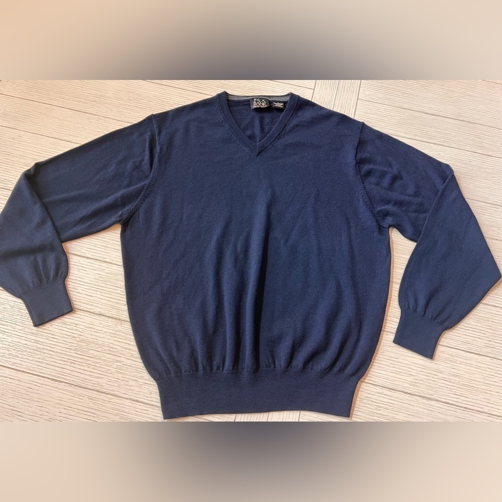 Jos A Bank men's 100% merino wool v neck sweater. Navy.‎ Classic. Size L
